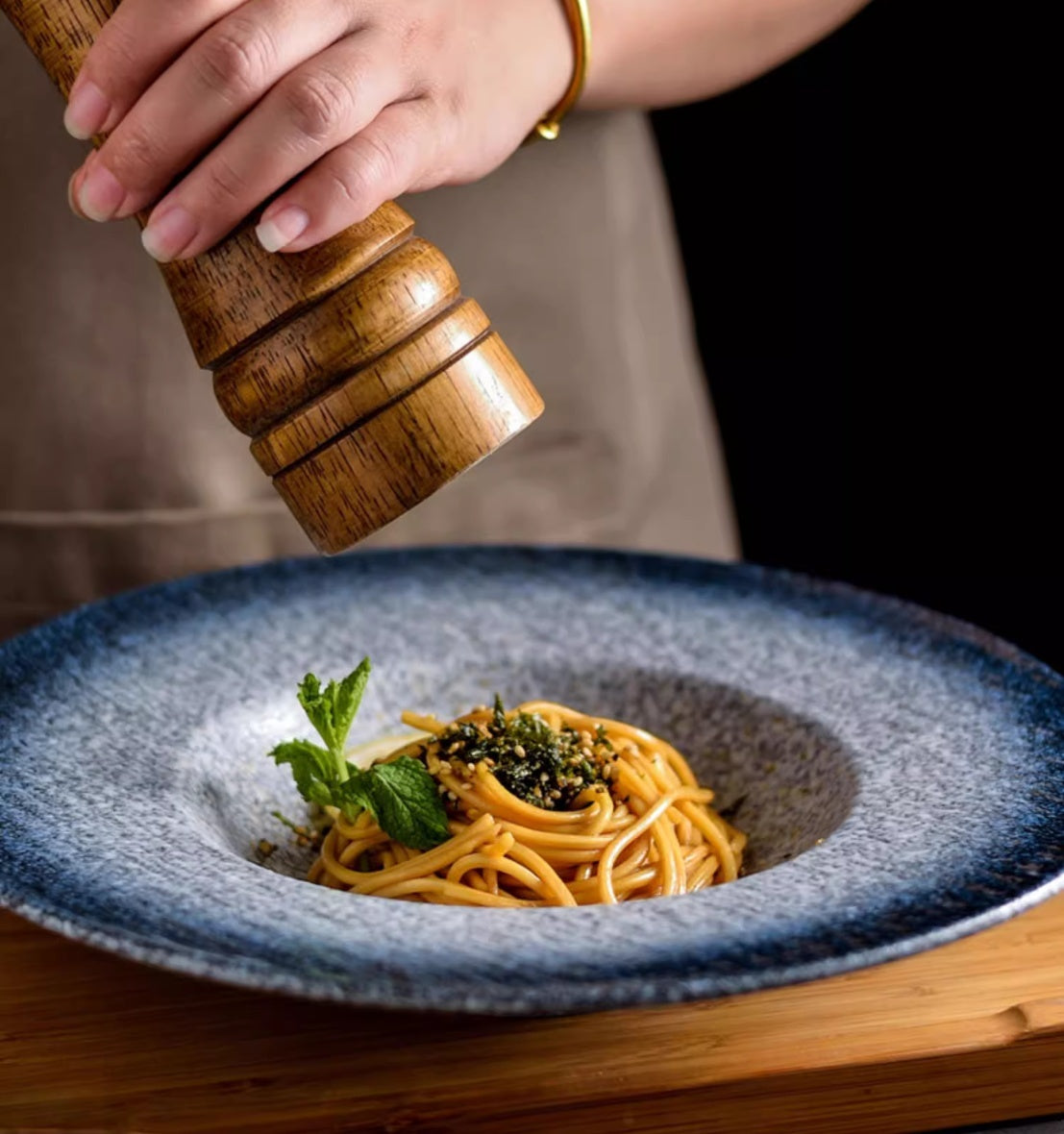 Creative Embossed Black Spaghetti Straw Hat Plate