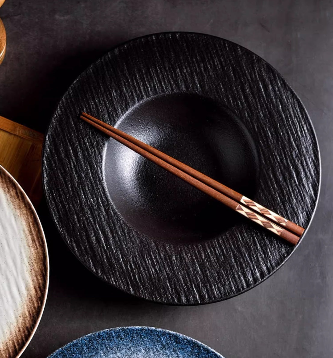 Creative Embossed Black Spaghetti Straw Hat Plate